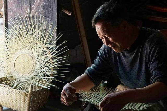 洛宁竹编匠人谈中日竹编之别 一曰实用，一曰制作